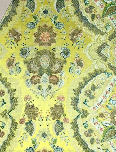 Laize de soie brochée à fond jaune, fin du 17e siècle-début du 18e siècle, soie brochée et fils d’argent
