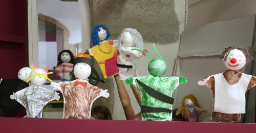 marionnettes dans un castelet - Atelier marotte